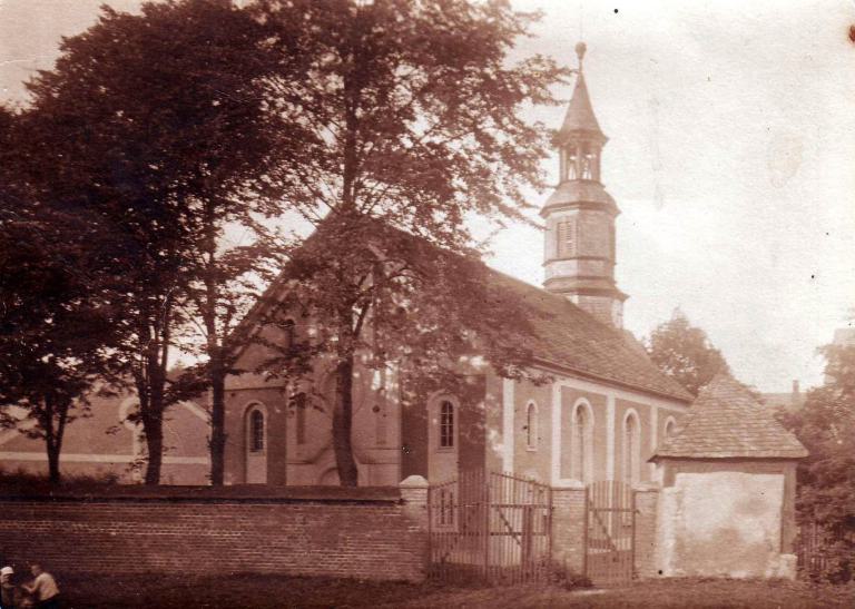 Außenansicht der Rödlitzer Kirche